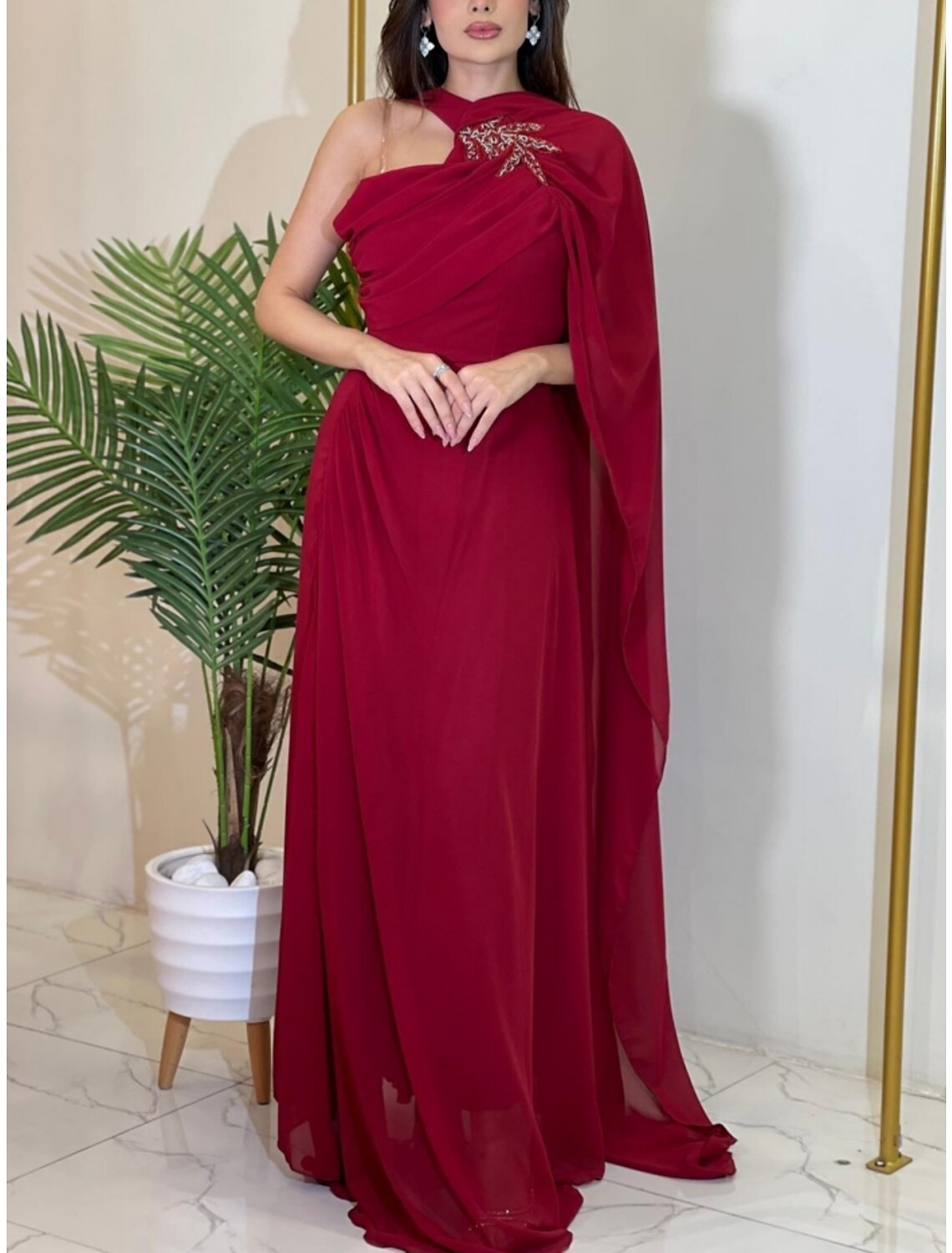 Abito da sera a trapezio, elegante, formale, con strascico a ruota, rosso e verde, senza maniche, in chiffon con pieghe, spalle arricciate e fiori